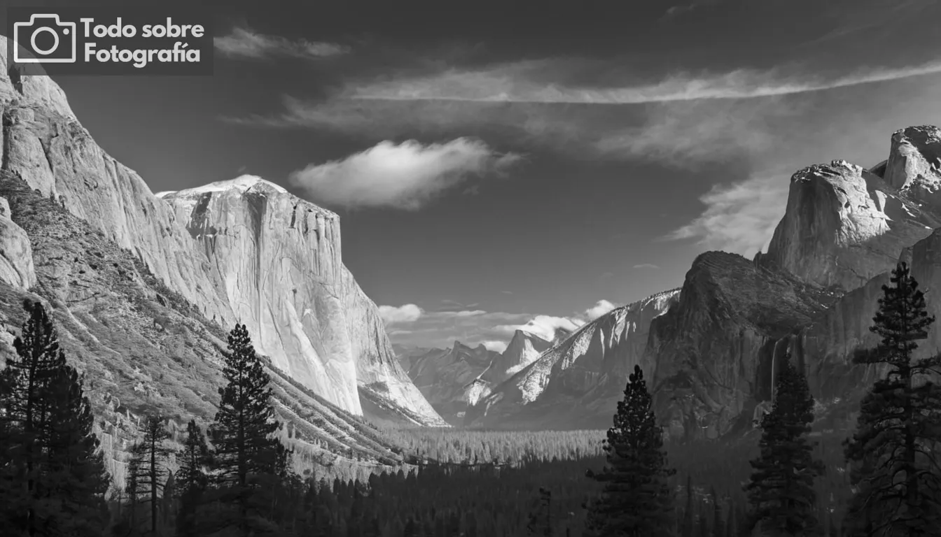 Ansel Adams, fotografía de paisaje blanco y negro, American West, majestuosos montañas, contrastes agudos, cielo dramático, silueta del Monte Whitney, Parque Nacional Yosemite, líneas de grana en foco, luz cayendo a través de árboles, belleza natural capturada, imagen icónica del desierto