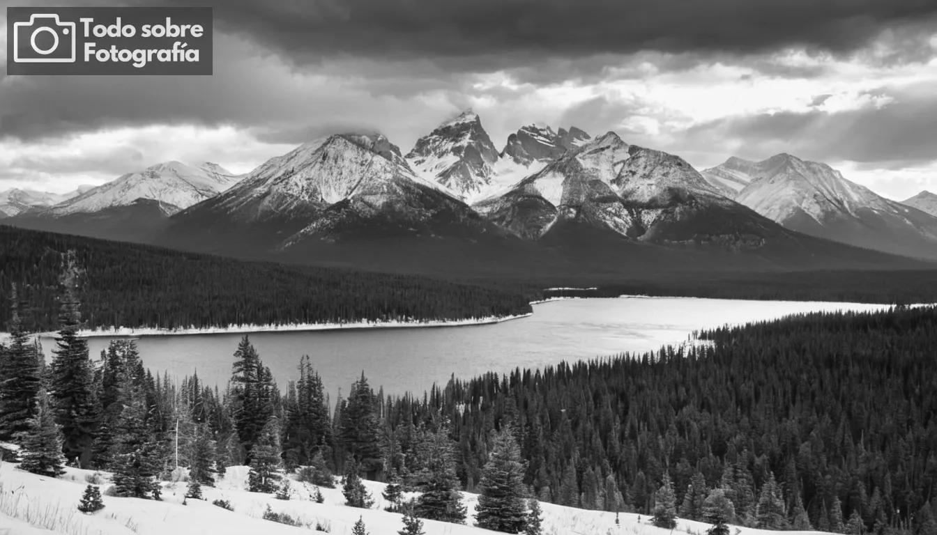 cordillera, contrastes negros y blancos, cielo nublado, enfoque agudo, cámara de gran formato, naturaleza expansiva, iluminación dramática, belleza natural, fotografía paisajística atemporal, fotógrafo americano icónico, Ansel Adams estilo de firma Otra descripción posible: colinas boscosas, majestuosos picos, cumbres cubiertas de nieve, árboles torrentes, cascada tranquila, costas de lagos prístinas, desierto virgen, tonos terrenales, escenas de naturaleza sublime, composición magistral