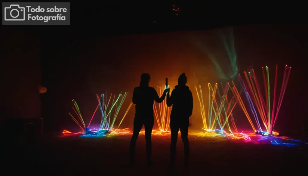 Un fotógrafo con barras de brillo y luces en la mano